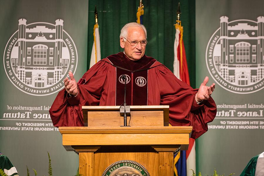 Dr. 小杰克·霍金斯., the chancellor of Troy University, delivered the ceremony's keynote address. (Photo by Lauren Adams/<a href='http://xzitnt.modonexpress.net'>威尼斯人在线</a>)