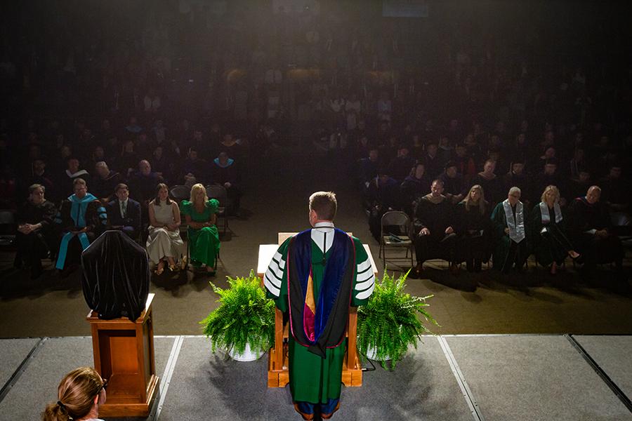 Dr. 兰斯·泰特姆 delivered his inaugural address to an audience in Bearcat Arena. (Photo by Todd Weddle/<a href='http://xzitnt.modonexpress.net'>威尼斯人在线</a>)