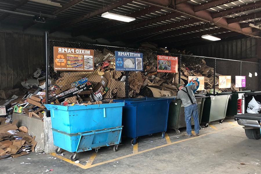 The Northwest Recycling Center opened in June after the University converted it from a pelletizing operation, 实现流程中的几个效率. The Recycling Center accepts 塑料, 铝, mixed paper, 纸板 and glass. (<a href='http://xzitnt.modonexpress.net'>威尼斯人在线</a>摄)